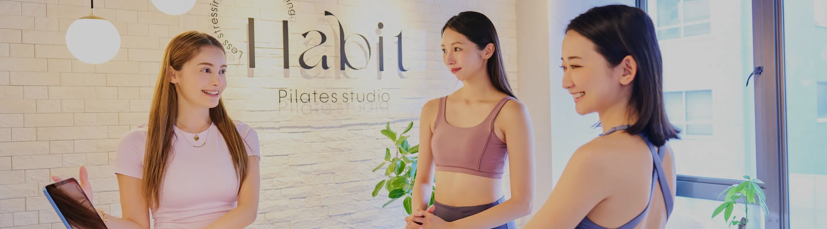 インストラクターがタブレットで生徒に説明している様子